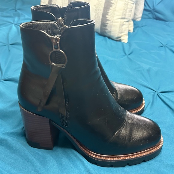 Elegant Black Leather Ankle Booties - Picture 1 of 5